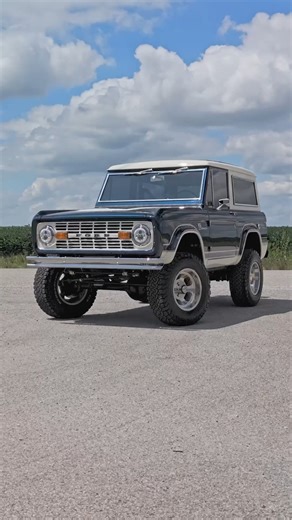 This Coyote Edition™ Gateway Bronco is a modern legend with a patent-protected Freedom Top, 5-year "Flying Doctor" warranty, and heritage-rich craftsmanship inside and out. This is delivering dreams to driveways. Available now. Connect with us for immediate delivery. 📩 sales@gatewaybronco.com 📱 314.302.6988 #gatewaybronco #dreamstodriveways | Gateway Bronco