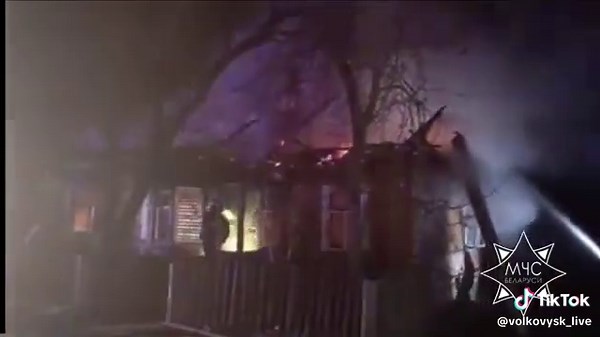 🔥👤На пожаре в Волковысском районе погиб человек 24 ноября в 23-59 очевидец сообщил на линию «101» о том, что в деревне Огородники Волковысского района горел жилой дом. Четыре пожарных расчета немедленно направились по указанному адресу. Когда спасатели прибыли к месту вызова, деревянное строение горело изнутри, пламя вырывалось на кровлю. Выяснилось, что с разрешения хозяйки в доме периодически проживал ее 44-летний брат. Накануне пожара соседи видели его на подворье. При тушении пожара в горя