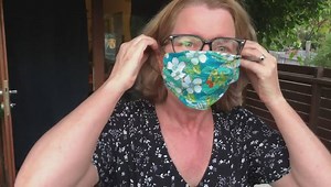 "They're easy!": Basic no-sew DIY face mask if you’re caught without and can’t get hold of one 😷👏 "So many people couldn’t get one at the last minute and the chemists all sold out. This is useful for people who can’t sew." Former ABC Perth Afternoons host Gillian O'Shaughnessy has been busy making these stylish face masks and says they're super easy to do at home. "I can’t sew, I have no craft skills at all so I needed something really simple," she said. "I’ve made a few for myself and my part