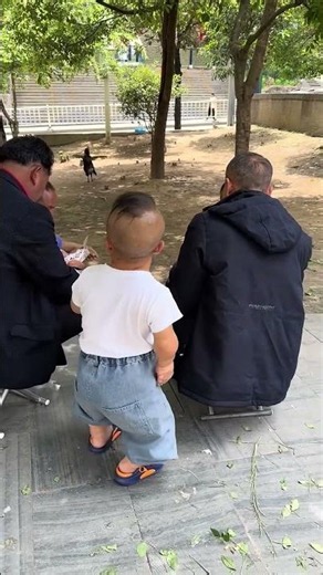 What's wrong with my shoes? #Funnyvideo #Laugh #Funny #Dwarf #99cm