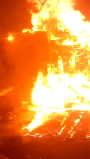 𝗦𝗜𝗭𝗜𝗡𝗚 𝗨𝗣 𝗗𝗘𝗣𝗧𝗛 𝗢𝗙 𝗧𝗛𝗘 𝗙𝗜𝗥𝗘 ⠀ Whether you are the first arriving company, the RIT/FAST team, a later arriving company, a chief officer, you need to size up the building and the fire. ⠀ One factor that needs to be evaluated is the 𝘋𝘌𝘗𝘛𝘏 𝘖𝘍 𝘛𝘏𝘌 𝘍𝘐𝘙𝘌 into the building. ⠀ A friend and mentor, Steve Robertson @cfdrobertson has always emphasized the importance of this size up factor with the example of not allowing heavy fire involving the front porch to trick you i