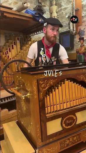 Collectionneur passionné d'orgues de Barbarie, Claude fait revivre dans son atelier ces instruments