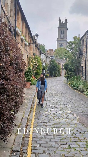 Magical Edinburgh 💙 🏴󠁧󠁢󠁳󠁣󠁴󠁿 #edinburgh #scotland #visitscotland #visitedinburgh #edinburghcastle #edinburghfringe #edinburgholdtown | 𝐇 𝐞 𝐫 𝐓 𝐫 𝐚 𝐯 𝐞 𝐥 𝐋 𝐨 𝐠 𝐬