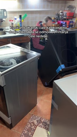 ne znam kako al iz nekog razloga covek ne zna kako da legne i ne radi nista🤦🏽‍♀️😂...plus uvek je neka masina u kuci zrela za remont 😂😂😂 #fyp #balkandad