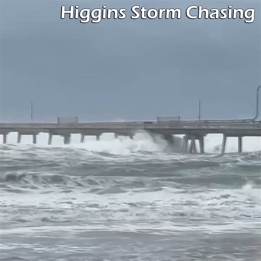 Gold Coast beaches continue to take a lashing from TC Alfred with large waves and storm surge. This vision from the Spit sent in by Sàl. Do you have a storm report or maybe you captured a photo or video today? Send us a direct message via this link: m.me/HigginsStormChasing | Higgins Storm Chasing