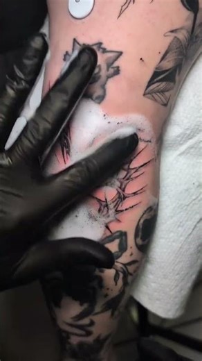 cómo adaptar un corazón espinado en el codo.. tattoo #tattoobarbershop