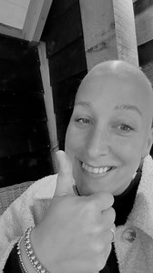 Het begint weer te komen… en hoe gek ook, ik merk dat ik er zó blij van word 🥝 Standje kiwi dus haha. Langzaam maar zeker groeit het weer, en ik ben zó dankbaar voor elke millimeter die erbij komt. Wat een bijzonder gevoel om na alles weer haartjes te zien verschijnen. Ze zeggen dat er mooi haar voor terugkomt… dus kom maar op ✨💪🏼 | Elis Elshof Ligtlee