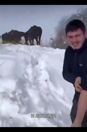 Казахи в Монголии смиренно молятся Аллаху среди льда и снега.