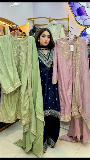 Designer class three piece suit for Eid from Zarqun 𝐌𝐔𝐒𝐇𝐐 𝐑𝐀𝐖 𝐒𝐈𝐋𝐊 Revealing the details, the drama, the elegance. This look speaks for itself 🤍✨ Size: 38 42 & 46 #AuthenticPakistaniDress #eidcollection2026 #zarqun #happyshopping💜 | Papillon