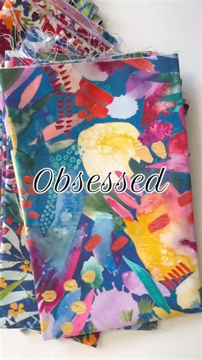 A lot of people asked about the fabric that I used in my recent Boxy-Top zipper video. It is quilting cotton from the @modafabrics @createjoyproject Coming Up Roses collection. I am completely obsessed with fat quarters at the moment. Ordering these stunning fabrics that are all coordinated in a big bundle from a local or small online quilt shop is one of my absolute favorite ways to get a variety of prints that I know are going go together for making bags - and the fat or full width quarter yar