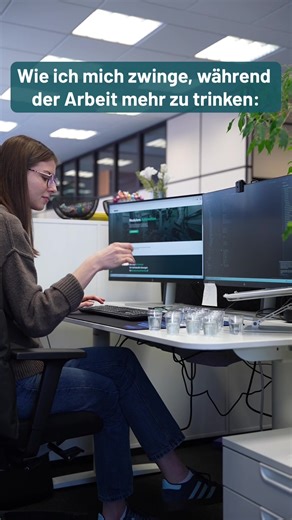 Ina ist im „Deep Work“-Modus, aber die Deadline für den Wasserhaushalt rückt näher. 📈 Stay hydrated, Friends! Sonst macht der Kopf schneller zu als die Kaffeemaschine am Freitagabend. 💻✨ #danubius #officehumor #büroleben #worklife #stayhydrated