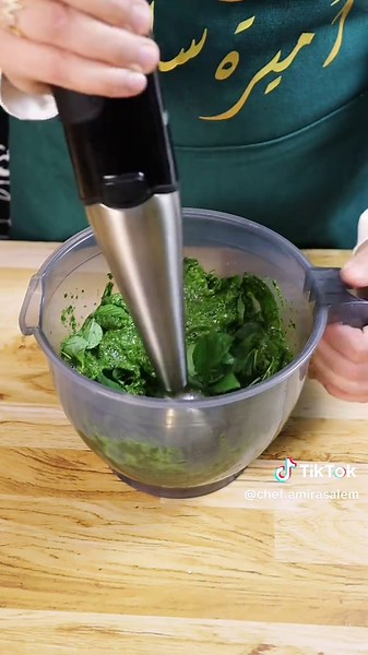 طريقة عمل الملوخية باستخدام الهاند بلندر