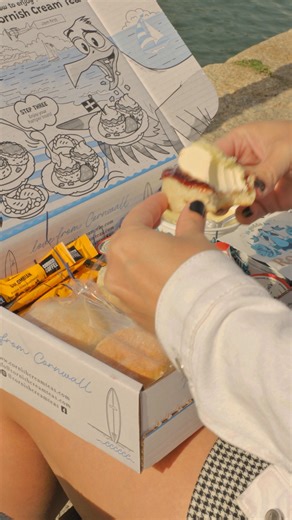 Send Some Love From Cornwall 💖 Free Nationwide Delivery! Choose Your Preferred Delivery Date Leave a Personalised Message | Cornish Cream Teas