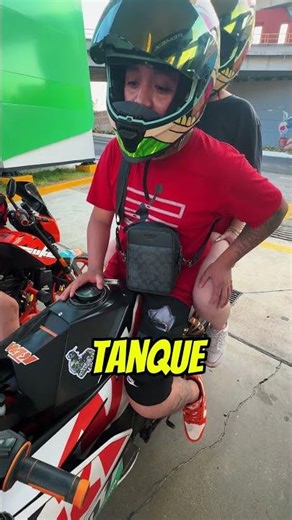 BIKER SHOWS OFF HIS OLD MOTORCYCLE 🤣👌 #fyp #ktm #duke #ktmrc200 #bikers #motovlog #stunt #wheelie