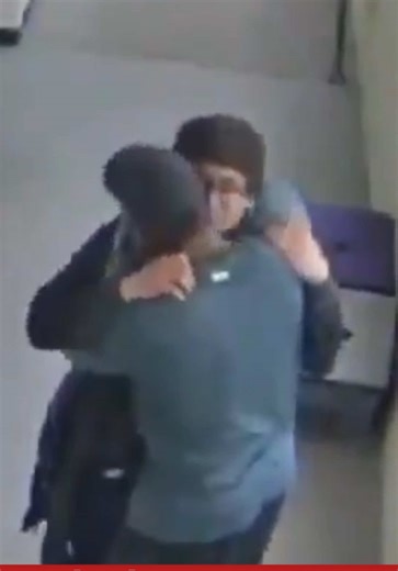 סיפורו המדהים של קינון לואו מ-2019, מאמן פוטבול שמנע טבח בבית ספר בדרך שלא תיאמן. כשניצב מול תלמיד חמוש, הוא לא רק נטרל את הנשק אלא בחר להעניק לנער חיבוק ארוך ומנחם - והוכיח שלפעמים חמלה היא הנשק הכי חזק שיש. #חדשות12 #n12