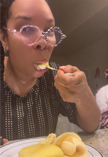 Serving looks without the dishwashing drama ✨🍽️ Plastic plates silverware for the win! 🙌 #TikTokMadeMeBuyIt #KitchenFinds #HomeFinds #PartyEssentials #HostingEssentials