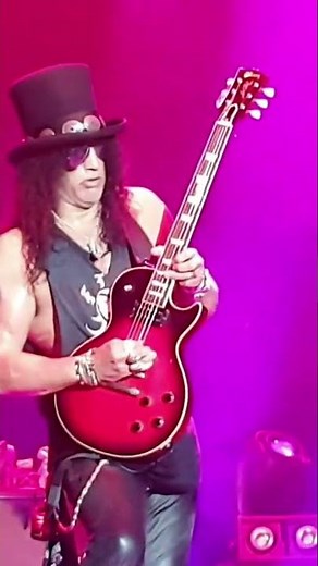 Slash breaks guitar string. Anastasia. Glasgow 2019. #slash #smkc #gnr