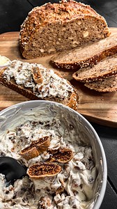 Fein, fruchtig & herrlich cremig 🍯✨ Dieser Feigen-Frischkäse-Aufstrich ist das Perfect Match zu unserem Nussbrot. 🥖🌰 Süße Feigen, cremiger Frischkäse & feine Kräuter – ideal für Frühstück, Brotzeit oder Gäste 🤍 ZUTATEN: 🥖 1 Nussbrot (500 g) 🍇 150 g getrocknete Feigen 🧀 100 g Natur-Frischkäse 🥄 100 g Schmand 🍯 1 EL Honig 🧂 Salz & Pfeffer 🌿 Thymian SO GEHT’S: ✂️ Feigen klein schneiden 🥣 Frischkäse, Schmand & Honig cremig rühren ➕ Feigen unterheben 🌿 Mit Thymian, Salz & Pfeffer abschme