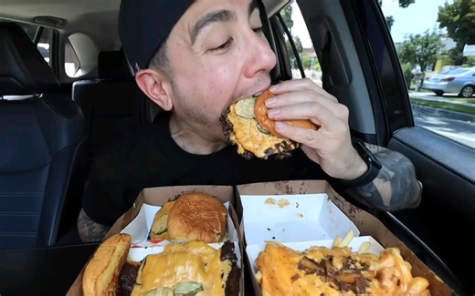 ☆Vartan Fresh☆6月18日吃着轻松的街头辣味芝士汉堡，满是芝士的野生薯条，香蕉甜甜圈。剪辑版。