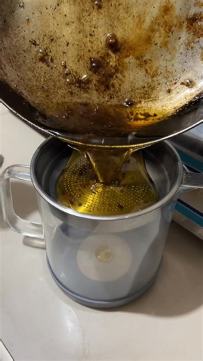 For those who love to cook but hate wasting oil,this Used Oil Container is a game-changer! 🍳 It filters and drains the used oil so you can still reuse it safely and neatly. No more messy bottles or spills in the kitchen! 🛒Link in the comments #ShopeeFinds #KitchenEssentials #UsedOilContainer #AffiliateFinds | Maria Karena