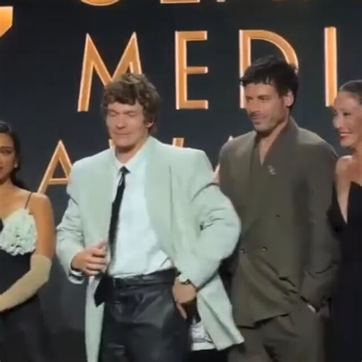 The amount of space Connor has on his other side but he didn't want to move an inch away from François's side like sir that's a bigass stage there's no platonic explanation for this behaviour