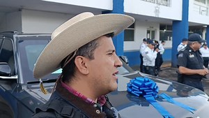935K views · 51K reactions | Carlos Manzo entrega camioneta blindada a la Policía Municipal y anuncia recompensas y ascensos a elementos de la Policía. | revistaresumen.mx | Facebook