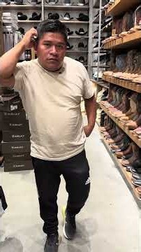 ¡Pide prestado 300 dólares a su patrón para comprarse una bota!