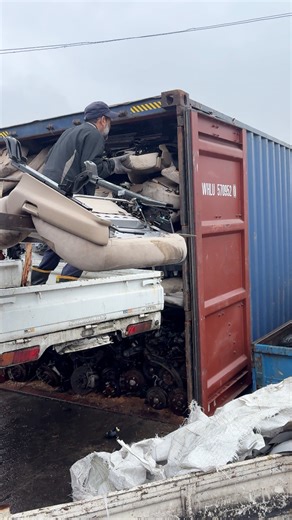 Loading auto parts container | Auto parts.com