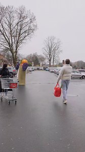 Онзи момент, в който торбичката сама тръгва след теб. 🤣 Открий огромно разнообразие от плодове и зеленчуци всеки ден в Kaufland. 😄🛍️ #kaufland #kauflandbulgaria #кауфланд #торбичка #продукти #products #kauflandbag #разнообразие #свежест | Kaufland Bulgaria