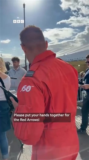 Here come the Red Arrows! ✈️ Check out the Hawk T1's fly through the sky 😍 Post your Clacton Airshow pictures in the comments ⬇️ | BBC Essex