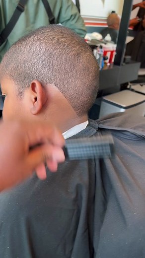 “It’s not the TOOLS - it’s the BARBER” One of the most CAP theories I heard in barber school! 🗣️ The barber is definitely responsible for having the required technique and knowledge to execute a quality haircut, but the clippers are equally as important as your individual skill set. In my absence from the internet I’ve been taking the time to refine my clipper set up so that my tools and my skill set can work in tandem! This video is a clear example of that. A quality trimmer (THE TOOL) with a 