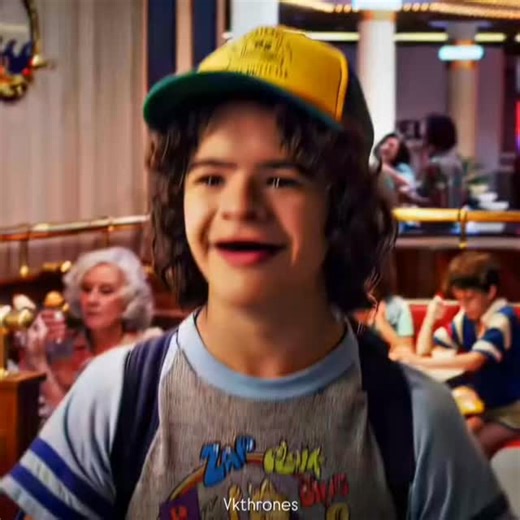 vk thrones on Instagram: "Hii 👋📈 日本の「エレクトリック・ウォーク」革命 — 一歩くだけで電気を生み出す未来 日本は常に革新の最前線に立っている。ロボット技術、ハイブリッドカー、省エネシステムなど、数々の分野で世界をリードしてきた。その中でも近年注目を集めているのが、「歩行による発電技術」である。この未来的な技術は、圧電（ピエゾ）素子と呼ばれる特殊な素材を利用し、人が歩くたびに生まれる圧力を電気エネルギーに変換するものである。 この技術の核心は「圧電効果（Piezoelectric Effect）」にある。特定の結晶やセラミックに機械的な力が加わると電気が発生するという性質を応用している。床の内部には圧電素子が多数埋め込まれ… 埋まれ、人がその上を歩くたびに体重によって素子が圧縮される。その際に生じるエネルギーが電気として変換され、コンデンサーやバッテリーに蓄えられてLED照明やディスプレイなどの電源に使用される。つまり、一歩ごとに電気を生み出す仕組みである。 実用例として最も有名なのは、東京駅八重洲北口で行われたJR東日本による実証実験である。20