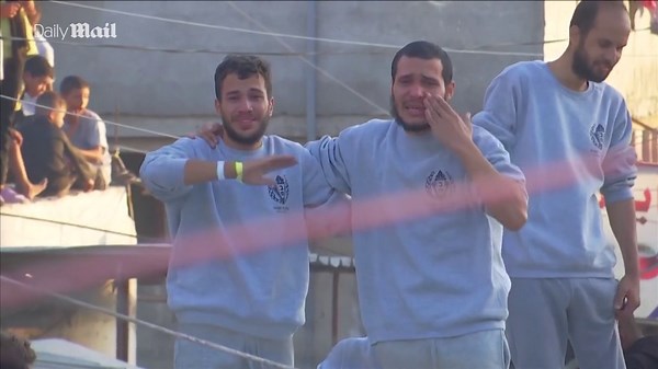 Hundreds cheer freed coach-filled Palestinian prisoners in Gaza