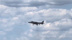 AV-8B pilot performs maneuvers 🔥🔥 An AV-8B pilot performed a spectacular vertical takeoff maneuver, displaying impressive agility and skill. The aircraft launched from the runway at high speed, before soaring elegantly into the air, demonstrating its unique ability to change direction vertically. With precise control and extraordinary bravery, the pilots performed dazzling stunts, creating an impressive picture of technological prowess and human skill in the air. #usairforce #usnavy #usarmy #P