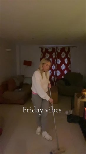 Bye bye work week 👋 #fridayvibes #weekend #fun #fyp | Eleanor Doyle