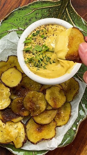 Chips di melanzane🍆: pucciate nella vostra salsa preferita saranno strepitose, parola di Aurora!👇 Ingredienti 1 melanzana 40 g di olio evo Mezzo cucchiaino di zenzero Mezzo cucchiaino di paprika affumicata Pepe q.b. Erbe aromatiche a piacere Sale q.b. Sale in fiocchi q.b. Procedimento Taglia la melanzana a fette molto sottili. Distribuiscile in teglia e cospargi con un pizzico di sale. Intanto in ciotola mescola olio e spezie. Nel frattempo le melanzane avranno rilasciato acqua, tamponale e po