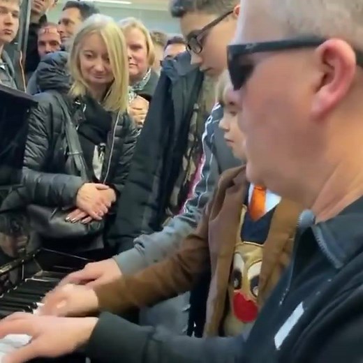 119K views · 4.4K reactions | Honky Tonk Train Blues at the train station  #fans #piano #music #musician #boogiewoogie #london #pianist #joolsholland #jazz #classicalpiano #socialinteraction #youtube #blues #rocknroll #platform88 #streetpiano | Dr K Boogie Woogie | Facebook