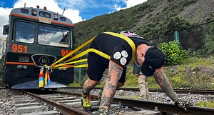 Austríaco bate Récord Guinness en Cusco jalando tren de 81 toneladas (FOTOS-VIDEO)