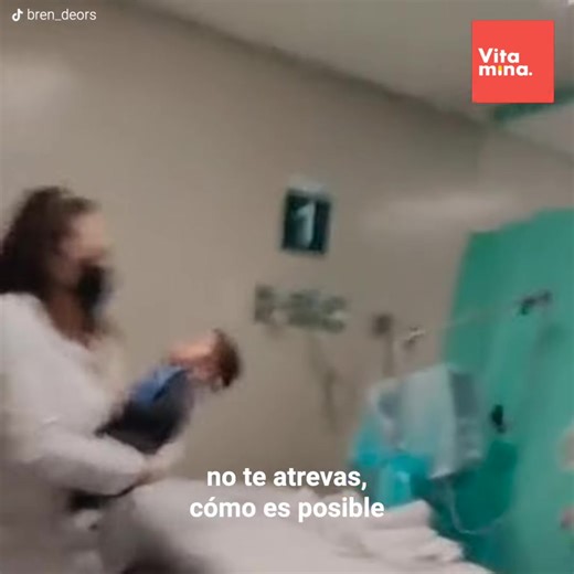 “No es posible que uno traiga a sus hijos a vacunar y les ponen las vacunas en los ojos” Una madre denunció una negligencia médica a uno de sus bebés, el pequeño sufrió por culpa de una becaria de enfermería que le aplicó por error vitaminas en los ojos. Sin embargo, su acto le costaría muy caro. Suscríbete para ver más contenido http://bit.ly/yt-upsocl | Vitamina