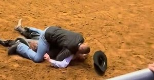 "Thót tim" cảnh ông bố lấy thân che chắn cho con khỏi bị bò tót húc