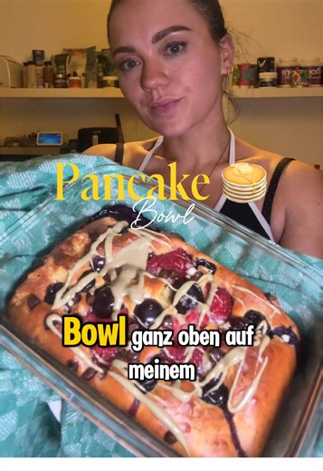 🥞🍫 PROTEIN PANCAKE BOWL Fluffige Pancake Bowl aus dem Ofen 🤍 Perfekt als süßes Frühstück oder Meal Prep – sättigend, proteinreich & einfach gemacht 💪 📝 Zutaten (1 Portion): • 50 g Hühnerei (roh) • 50 g Joghurt (1,5 % Fett) • 20 g Dinkelmehl • 30 g Protein Sahne (WellMix) • 10 g Duo Chocolate Drops • 60 ml ungesüßte Mandelmilch • ¼ Päckchen Backpulver (ca. 4 g) • Chunky Flavour nach Geschmack (ca. 3 g) 👩‍🍳 Zubereitung: 1️⃣ Alle Zutaten zu einem glatten Teig verrühren 2️⃣ Teig in eine ofenf