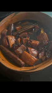 Pumpkin in Piloncillo. The aromas and flavors fill me with nostalgia. This quick visual is just sharing how I prepare the filling (relleno). There is an older video on my feed and on my blog demonstrating how I assemble the dough and the empanadas. The measurements here are slightly different from the original blog post. Enjoy!! #calabazas | La Piña En La Cocina
