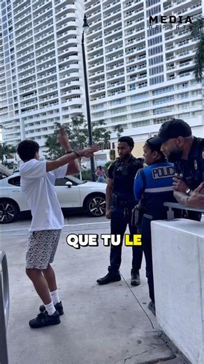 Il montre aux policiers comment enlever ses menottes 😳🔓