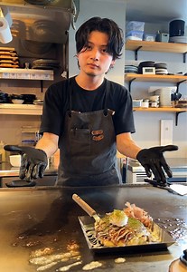 神業イケメンシェフ ⁡ ※演出なので普段は行っておりません。 ◎ ミックス焼 お好み焼き (Special Mixed Okonomiyaki - Shrimp, Squid & Pork) ¥1,100 / $7.30 【鉄板酒場 いくら 天神今泉店 / Teppan Sakaba IKURA Tenjin Imaizumi】 📍 福岡県福岡市中央区今泉1-13-21 フィル・パーク福岡今泉 2F 🚃 西鉄天神大牟田線「西鉄福岡（天神）駅」南口から徒歩約3分 / 地下鉄七隈線「天神南駅」から徒歩約4分 ⏰ ディナー 17:00〜24:00 (L.O. 23:00) 💰 現金のみ (Cash only) 💤 不定休 日本の食・文化・職人を通して日本の魅力を世界に発信🌎 –––––––––––––––––––––––––––––––– 【Shop Info】 📍 2F Phil Park Fukuoka Imaizumi, 1-13-21 Imaizumi, Chuo-ku, Fukuoka City, Fukuoka 🚃 3-min walk from Nishitets