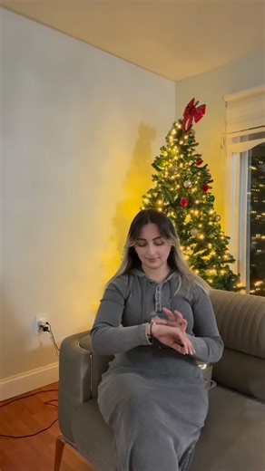 Yeliz Akkaya on Instagram: "No matter how far the distance, hearts stay connected 💫 With the TOTWOO Long Distance Touch Bracelet, you can say “I’m here” with just one touch. When you tap your bracelet, theirs vibrates and lights up — a real-time reminder of love ✨ Perfect for long-distance relationships, military couples, traveling partners, or anyone who wants to send a little “I love you” during the day 💖 Easy Bluetooth pairing, a stylish design, and a meaningful connection… Sometimes love i