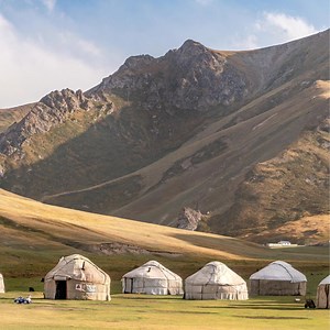 Klar til at tage på eventyr, hvor stepperne møder himlen? 🌏 Kør gennem Kirgisistan - rå natur, lokale møder og ægte eventyr. | FDM Travel