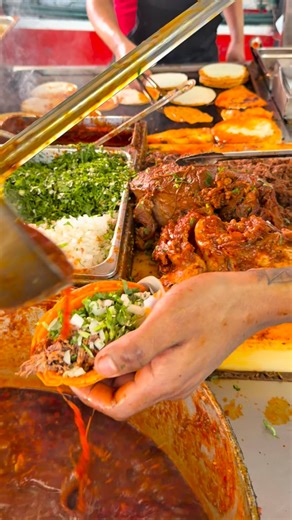 Gio Jiménez y Dani Pumayali || Foodies 📸🥐🍳🥗🌮🥂 on Instagram: "De las mejores 😋 birrias de México 🇲🇽🔥 @tacos_rio_birria_de_res"