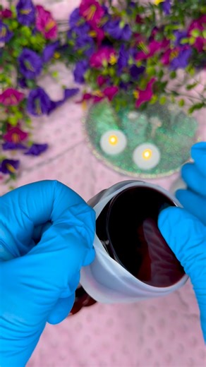 2.1K views · 122 reactions | Coucou mes paillettes ✨ Voici une très belle commande terminée… Le duo parfait rouge & noir ❤️ Franchement ? Elle envoie du charme, de l’élégance et un petit côté “wahou” qui fait tourner les têtes ! Elle est juste… sublime  #créationartisanale #lcouzettedhelene #faitmainavecamour #duoperfect #resinart | L'couzette d helene | Facebook