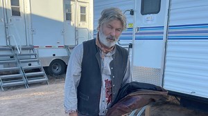 Alec Baldwin ist am Set von "Rust" ein schreckliches Unglück passiert: Der Schauspieler hat aus Versehen eine Kamerafrau erschossen | Promiflash