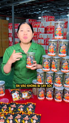 Tăm cay tiêu đen mới ra quá hot luônnnn | NMT Vlog.